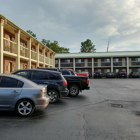 Quality Inn & Suites 1000 Islands Gananoque Bagian luar foto