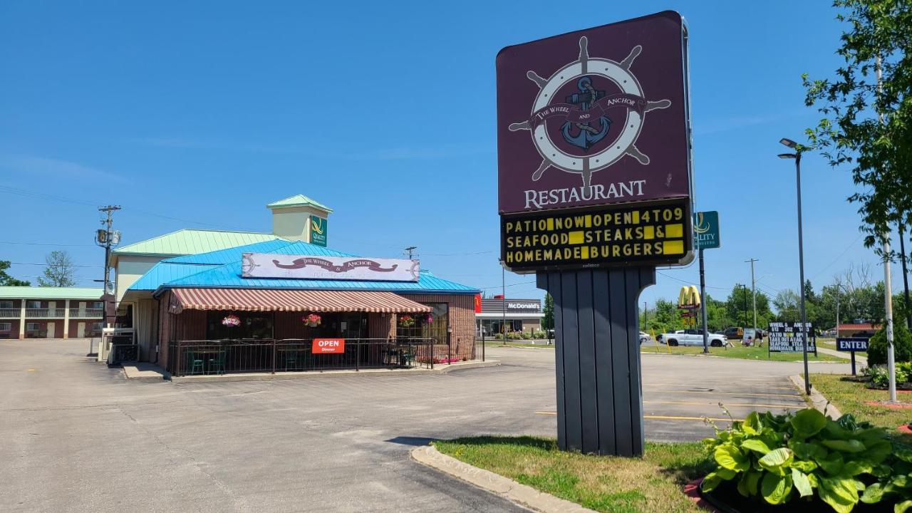 Quality Inn & Suites 1000 Islands Gananoque Bagian luar foto