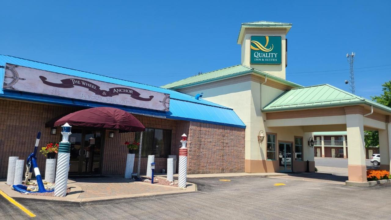 Quality Inn & Suites 1000 Islands Gananoque Bagian luar foto