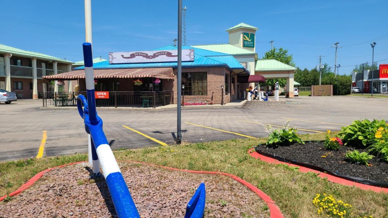 Quality Inn & Suites 1000 Islands Gananoque Bagian luar foto