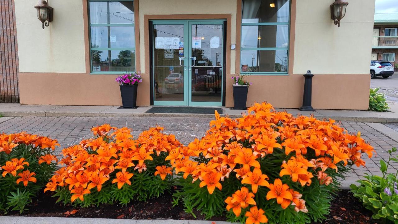 Quality Inn & Suites 1000 Islands Gananoque Bagian luar foto