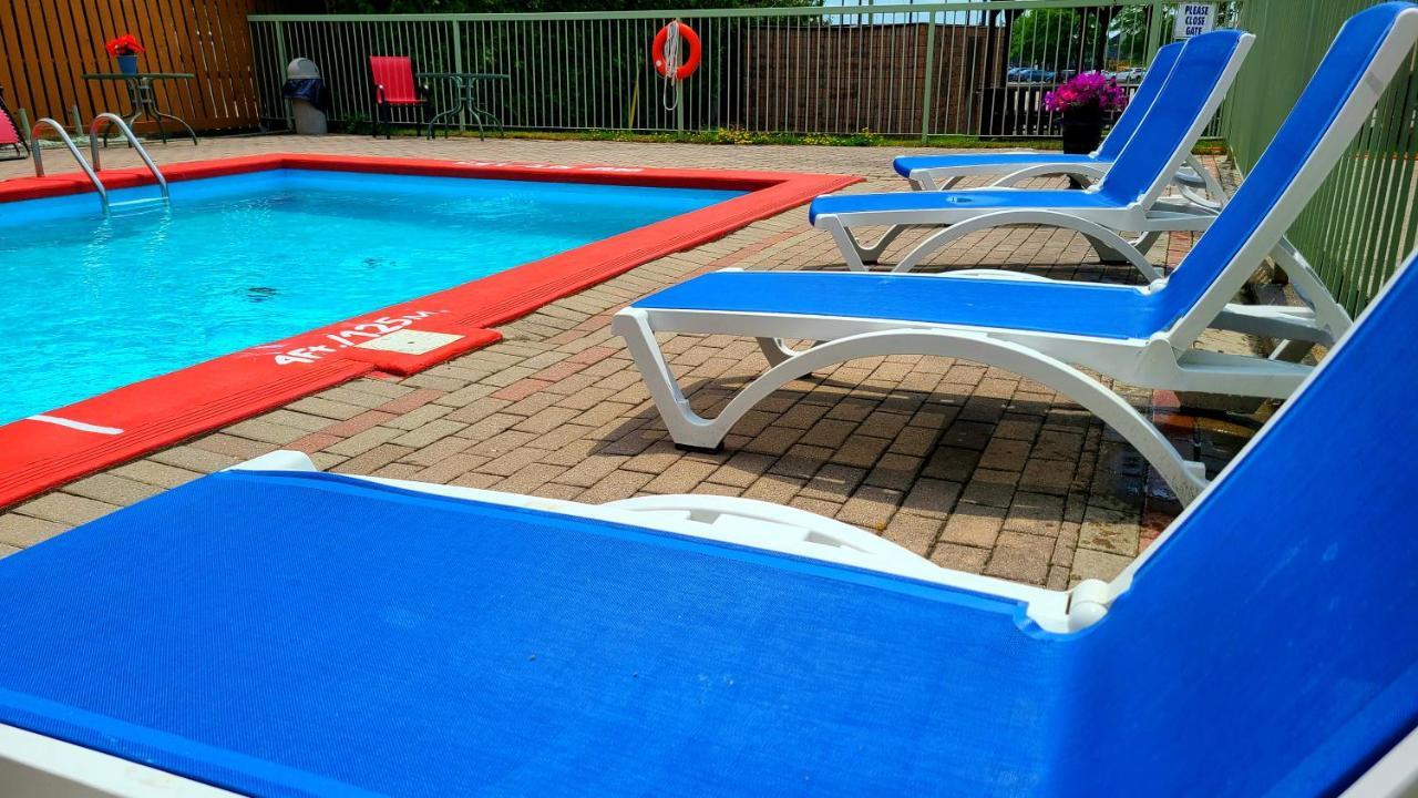 Quality Inn & Suites 1000 Islands Gananoque Bagian luar foto