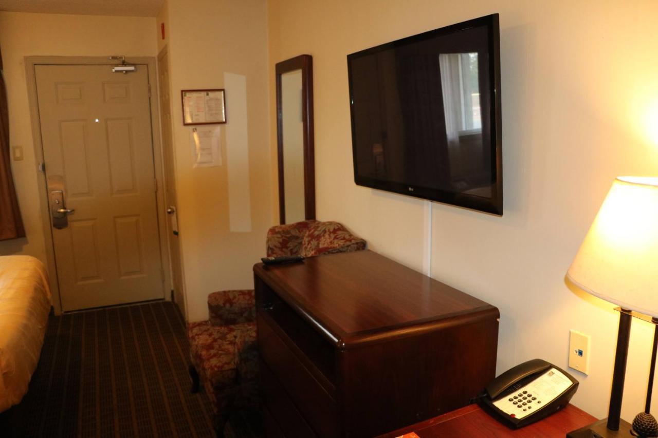 Quality Inn & Suites 1000 Islands Gananoque Bagian luar foto