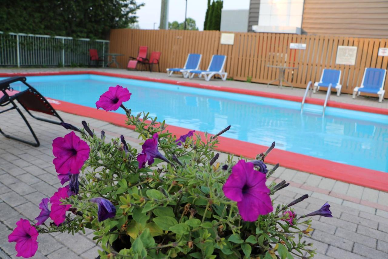 Quality Inn & Suites 1000 Islands Gananoque Bagian luar foto