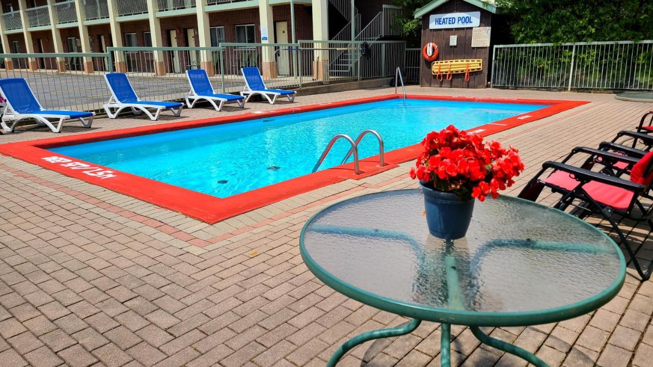 Quality Inn & Suites 1000 Islands Gananoque Bagian luar foto
