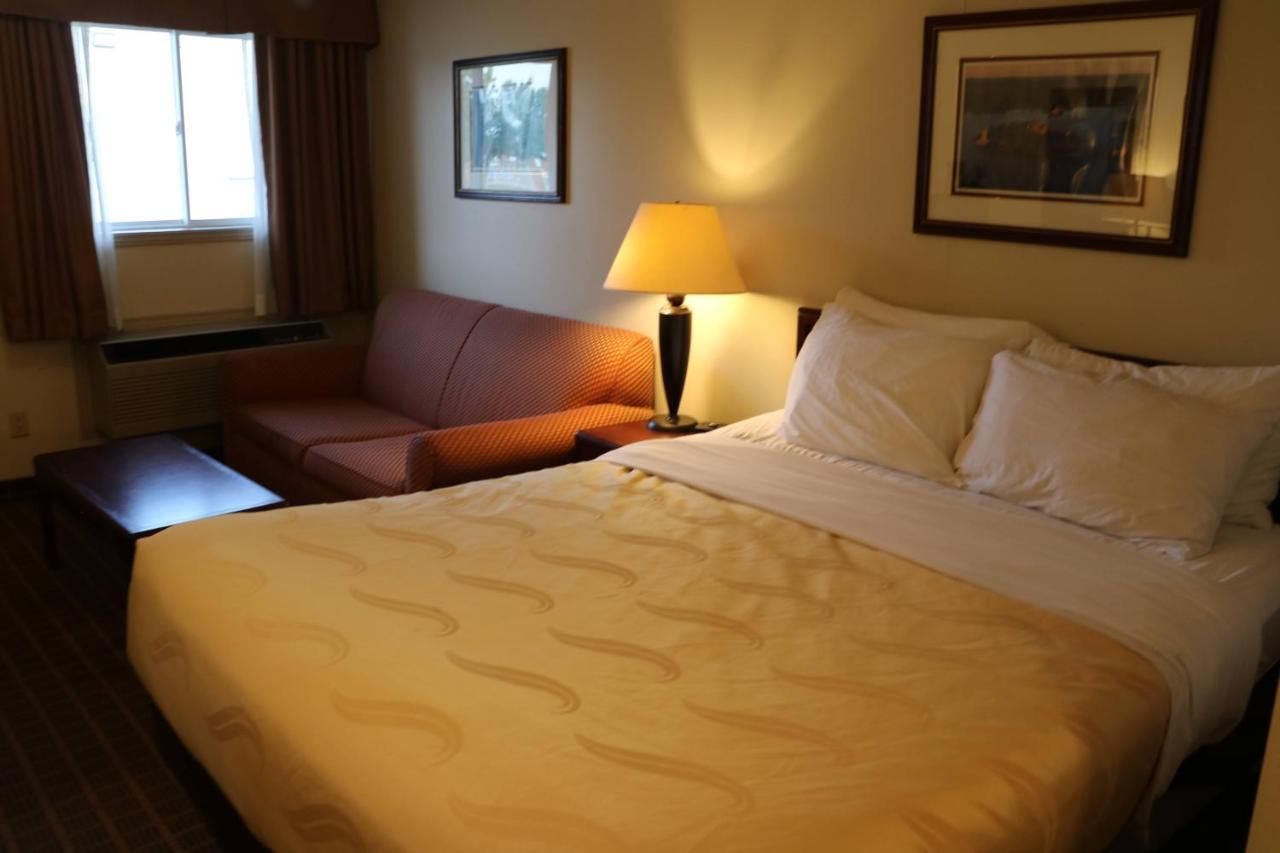 Quality Inn & Suites 1000 Islands Gananoque Bagian luar foto