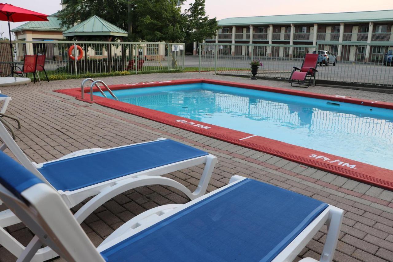 Quality Inn & Suites 1000 Islands Gananoque Bagian luar foto