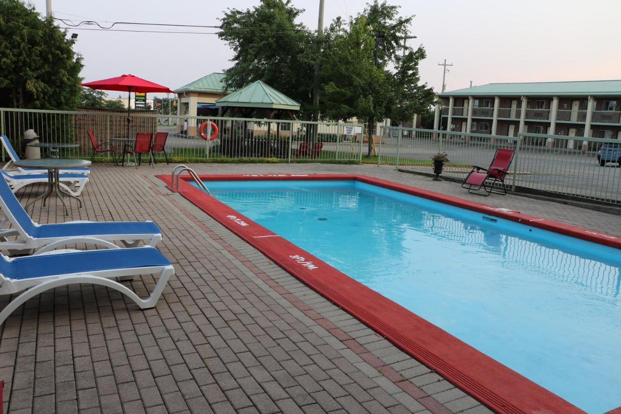 Quality Inn & Suites 1000 Islands Gananoque Bagian luar foto