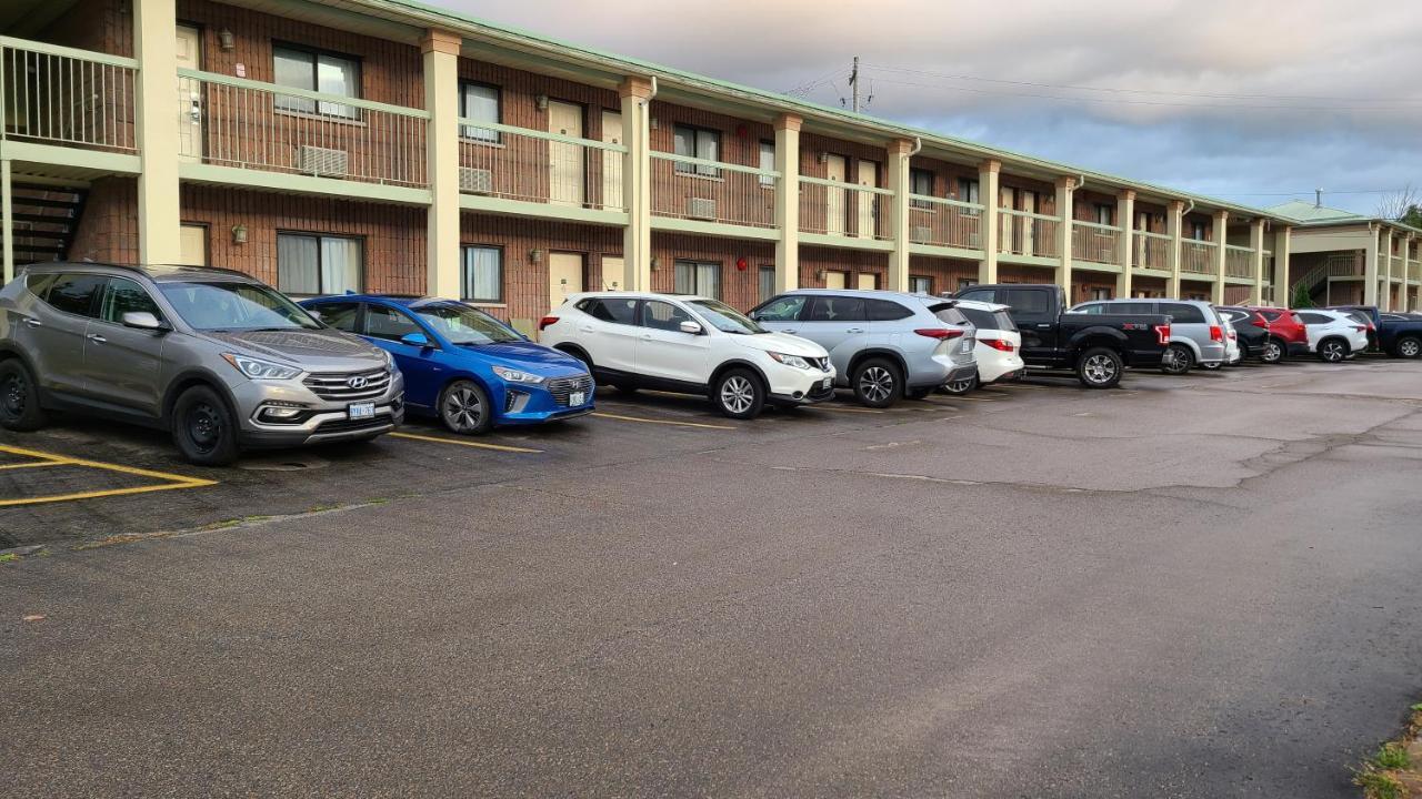 Quality Inn & Suites 1000 Islands Gananoque Bagian luar foto