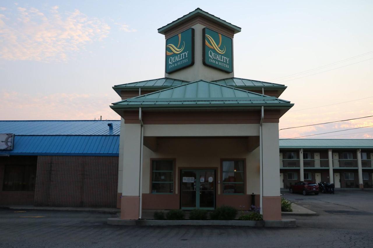 Quality Inn & Suites 1000 Islands Gananoque Bagian luar foto