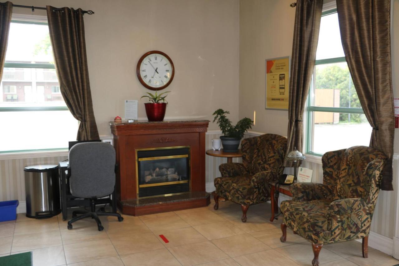 Quality Inn & Suites 1000 Islands Gananoque Bagian luar foto