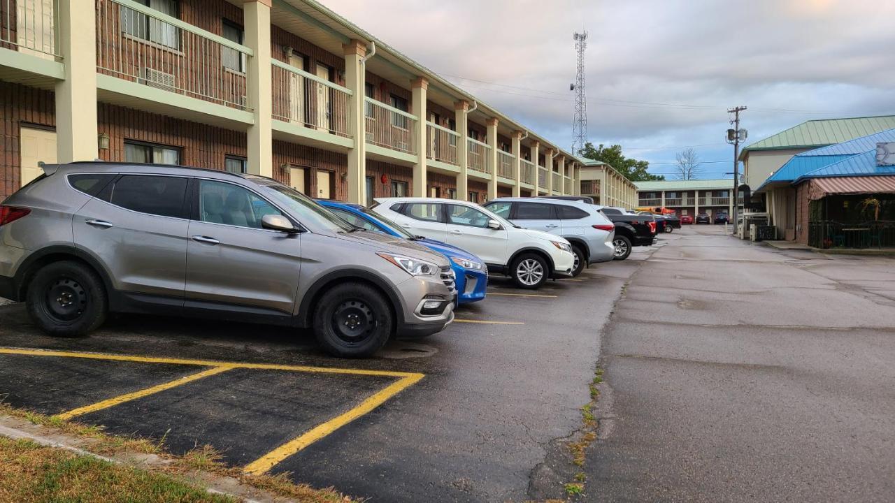Quality Inn & Suites 1000 Islands Gananoque Bagian luar foto