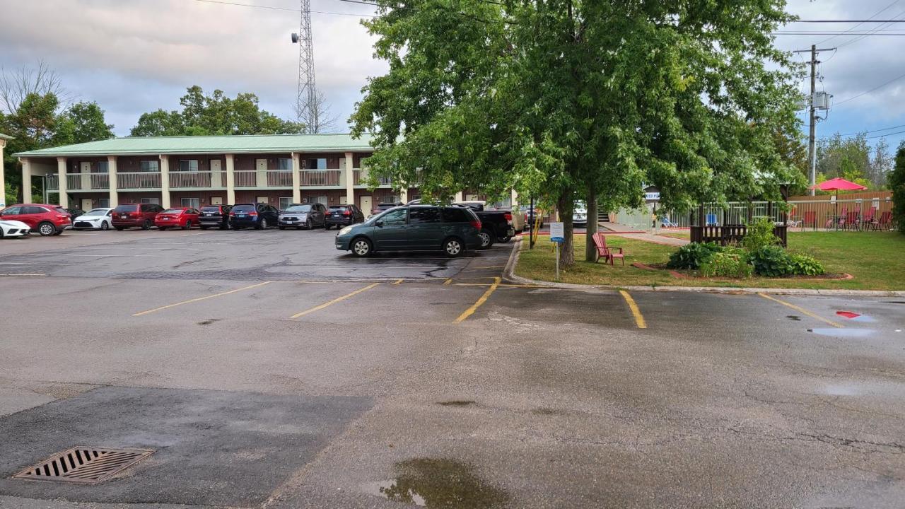 Quality Inn & Suites 1000 Islands Gananoque Bagian luar foto