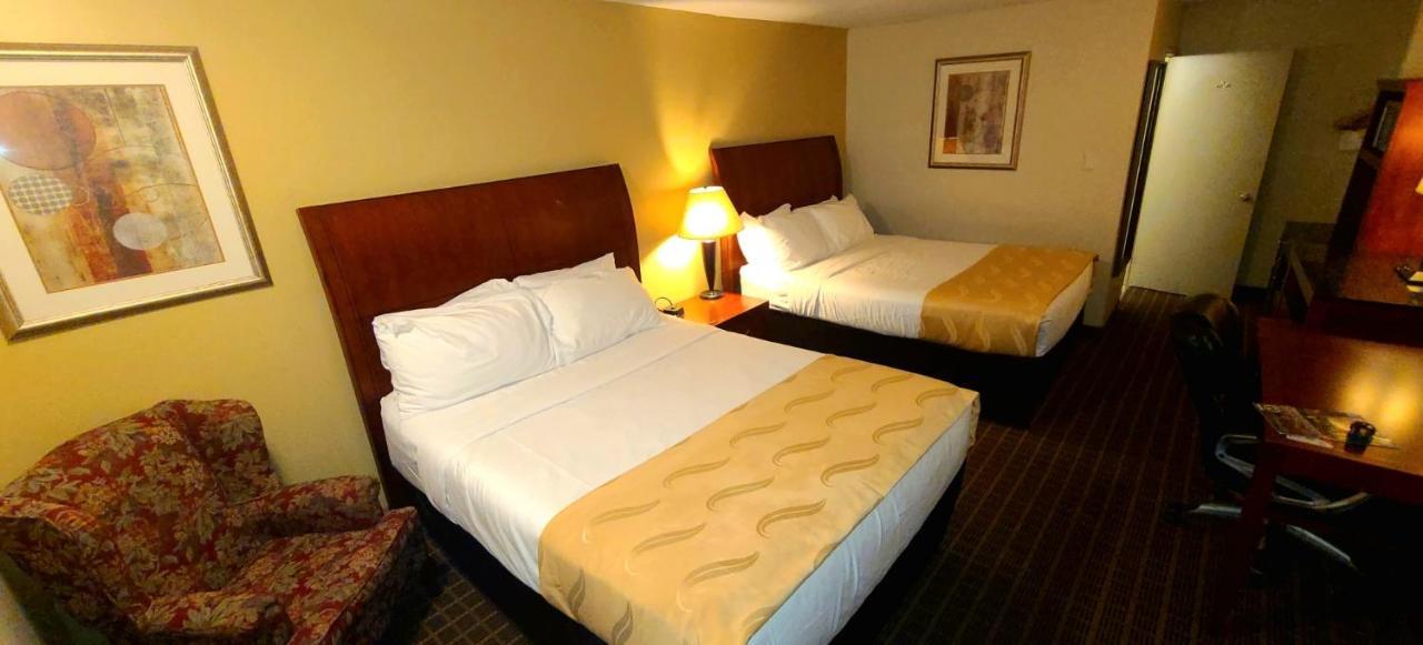 Quality Inn & Suites 1000 Islands Gananoque Bagian luar foto