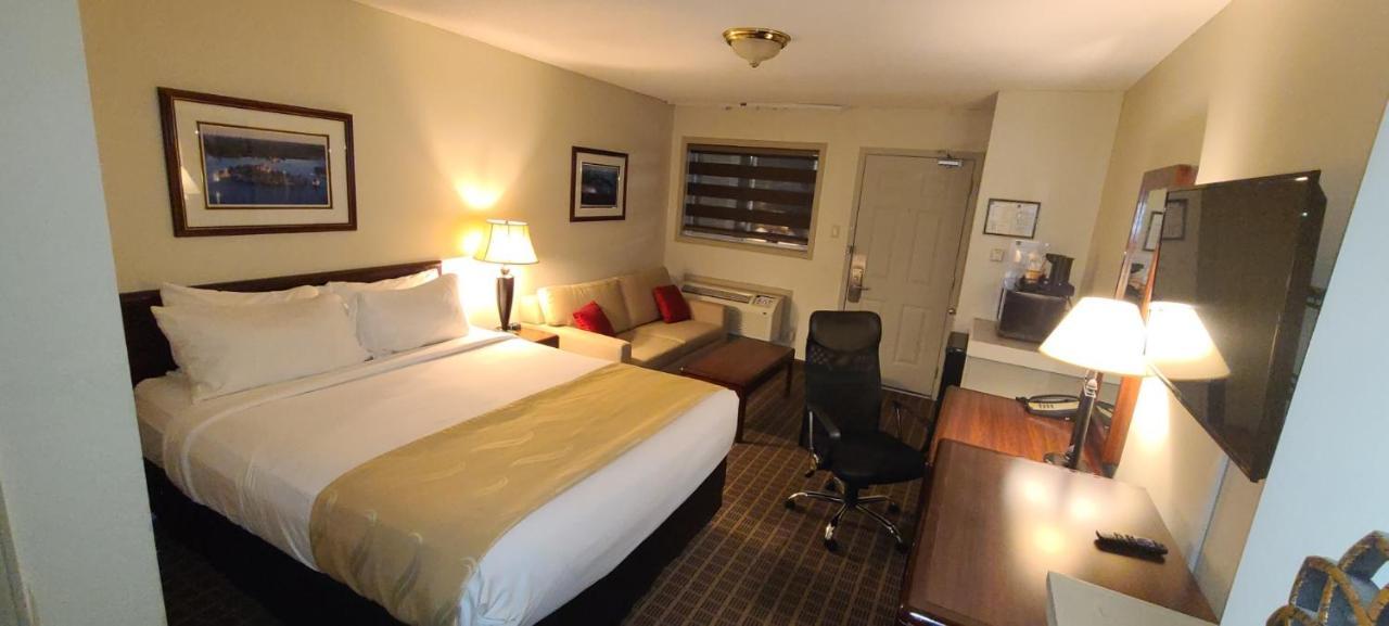 Quality Inn & Suites 1000 Islands Gananoque Bagian luar foto
