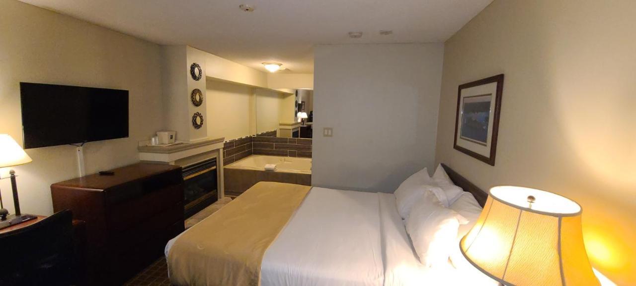 Quality Inn & Suites 1000 Islands Gananoque Bagian luar foto