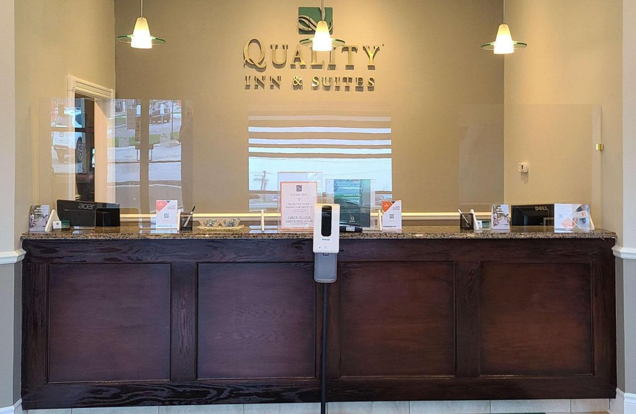 Quality Inn & Suites 1000 Islands Gananoque Bagian luar foto