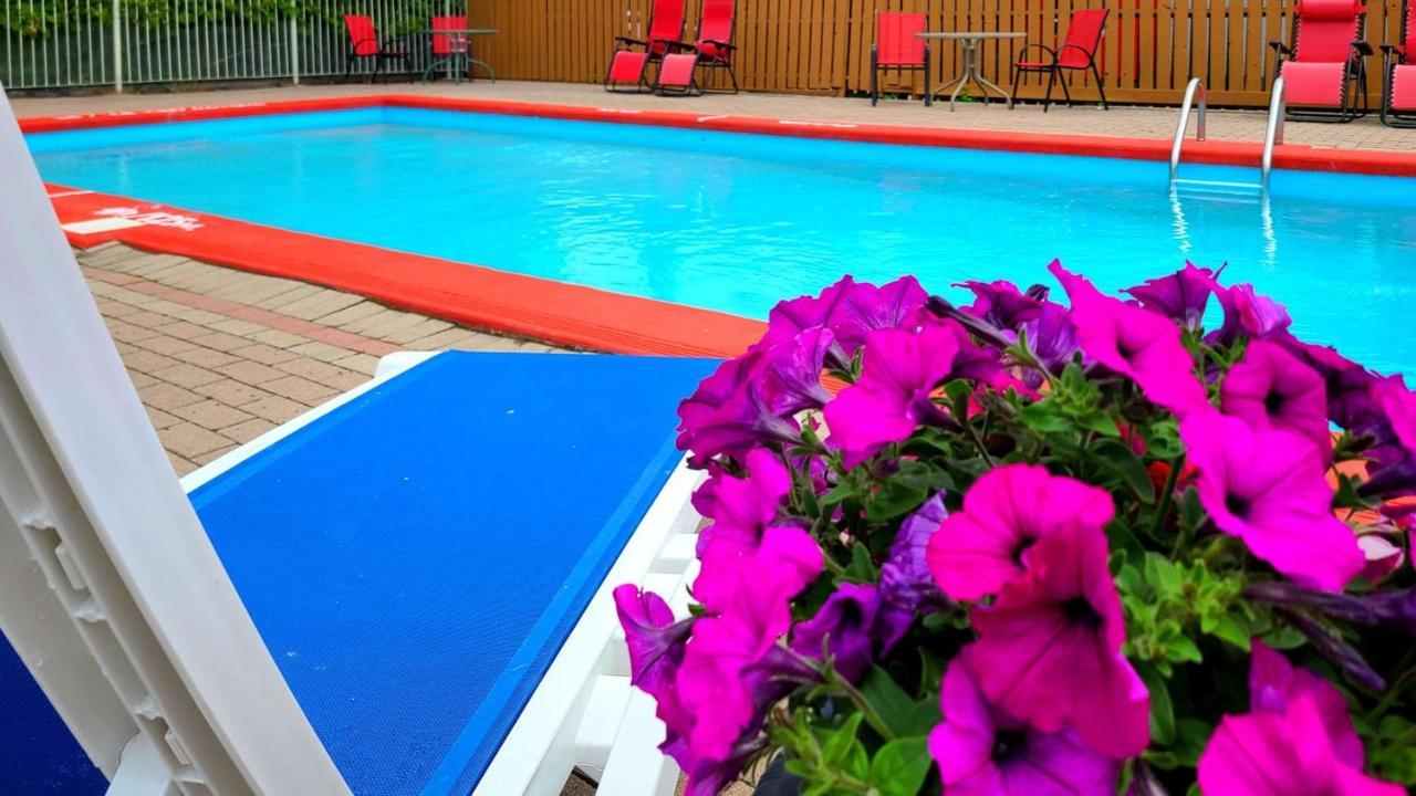 Quality Inn & Suites 1000 Islands Gananoque Bagian luar foto
