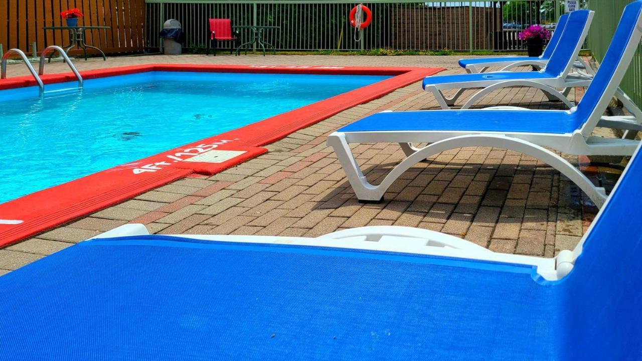Quality Inn & Suites 1000 Islands Gananoque Bagian luar foto