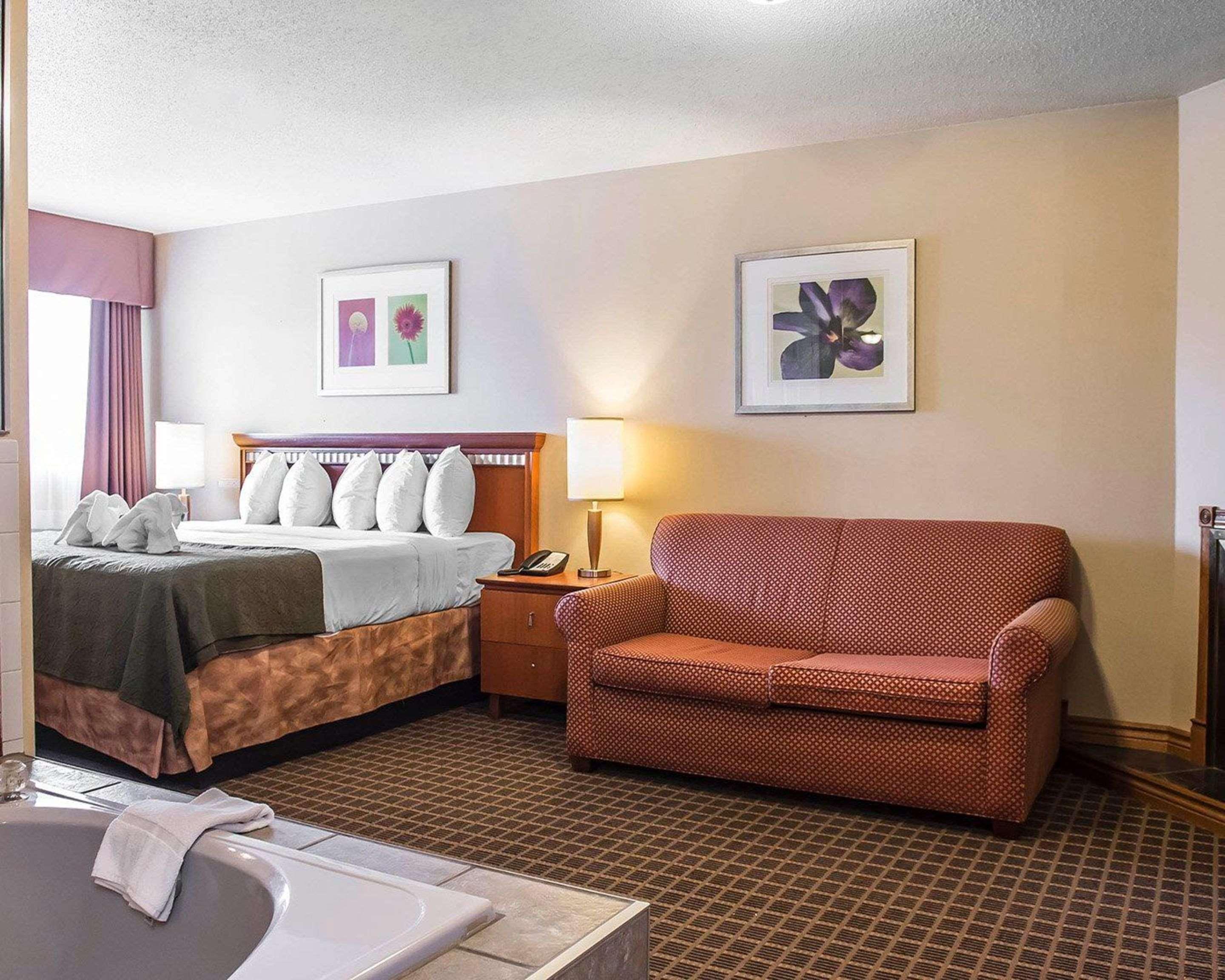Quality Inn & Suites 1000 Islands Gananoque Bagian luar foto