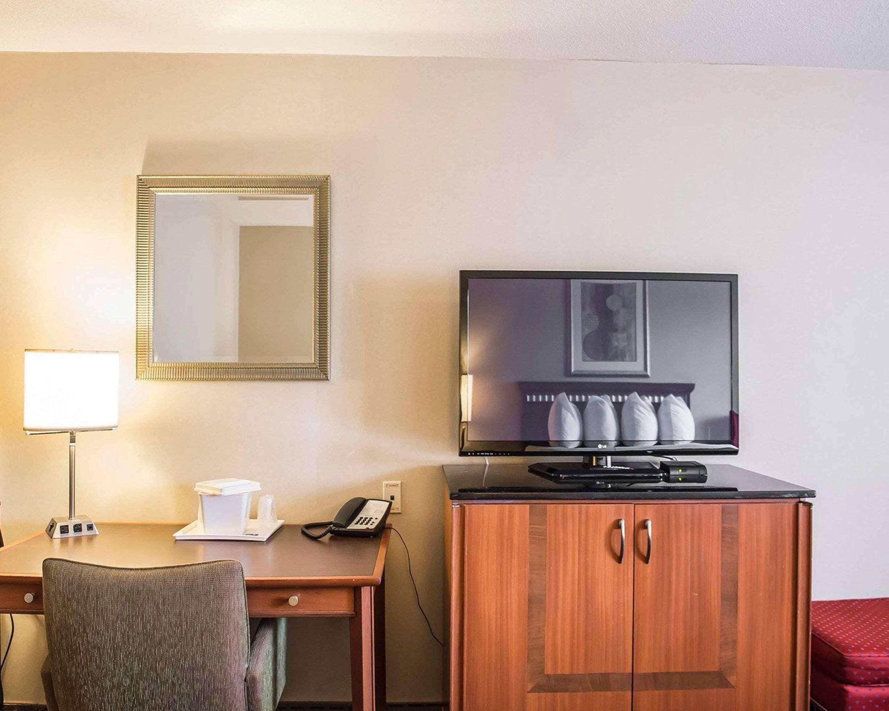 Quality Inn & Suites 1000 Islands Gananoque Bagian luar foto