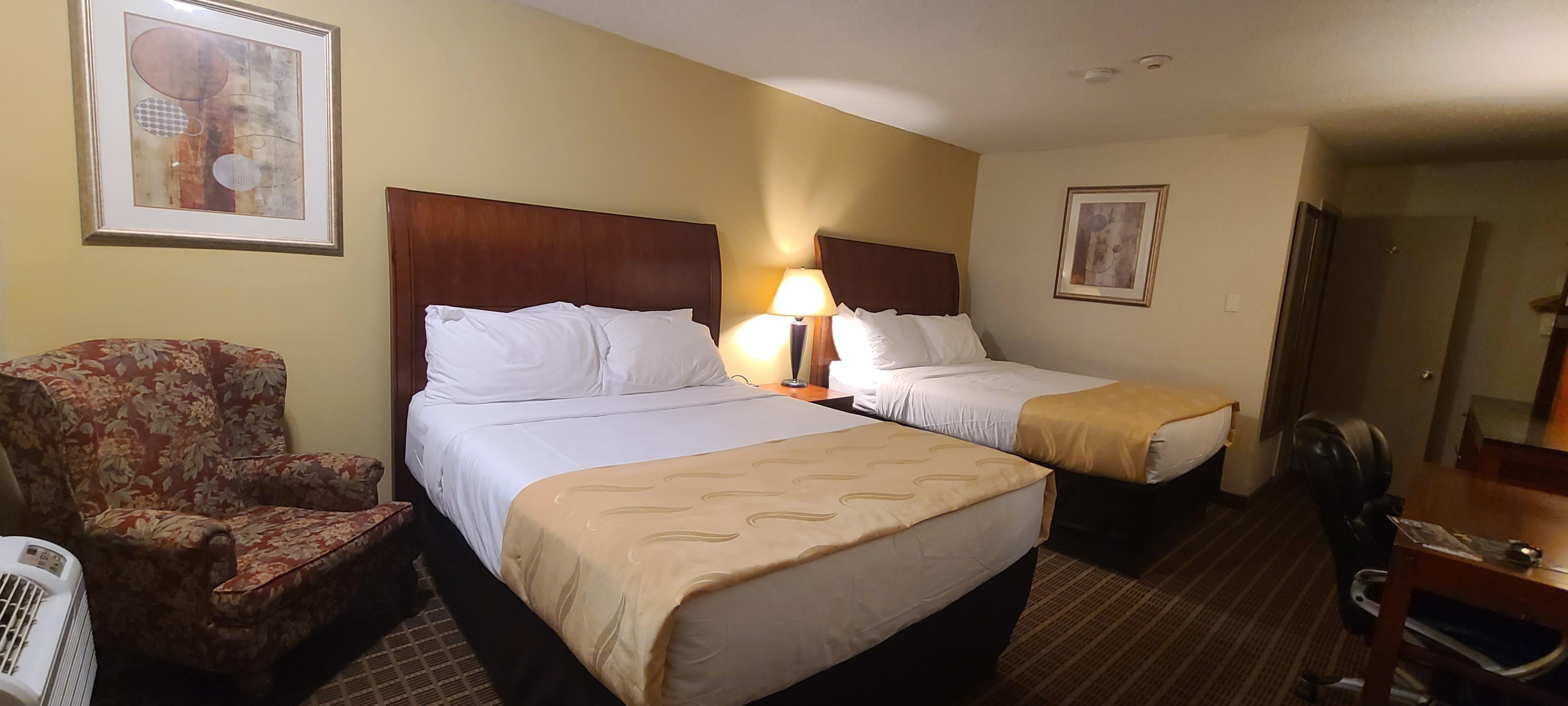 Quality Inn & Suites 1000 Islands Gananoque Bagian luar foto