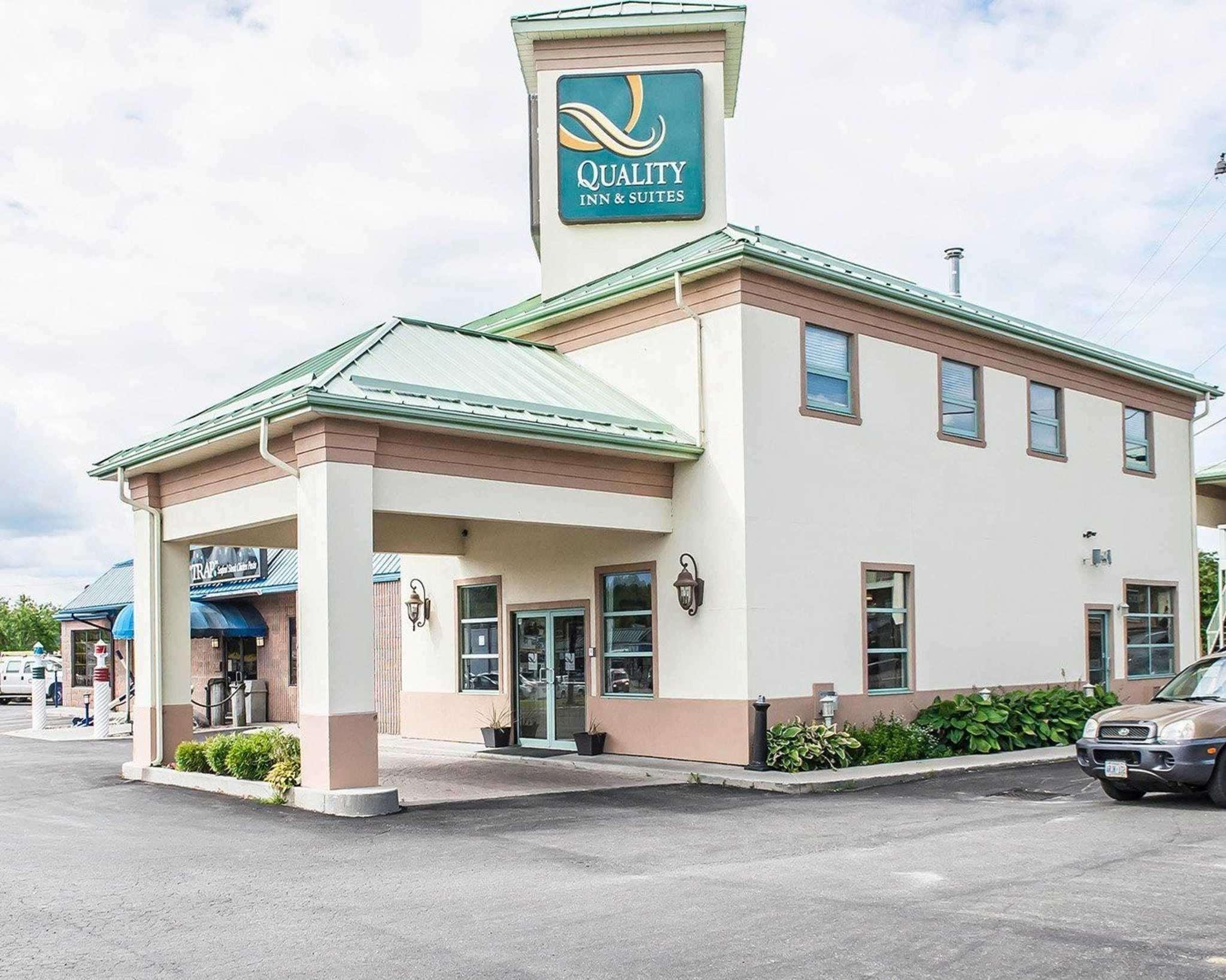 Quality Inn & Suites 1000 Islands Gananoque Bagian luar foto