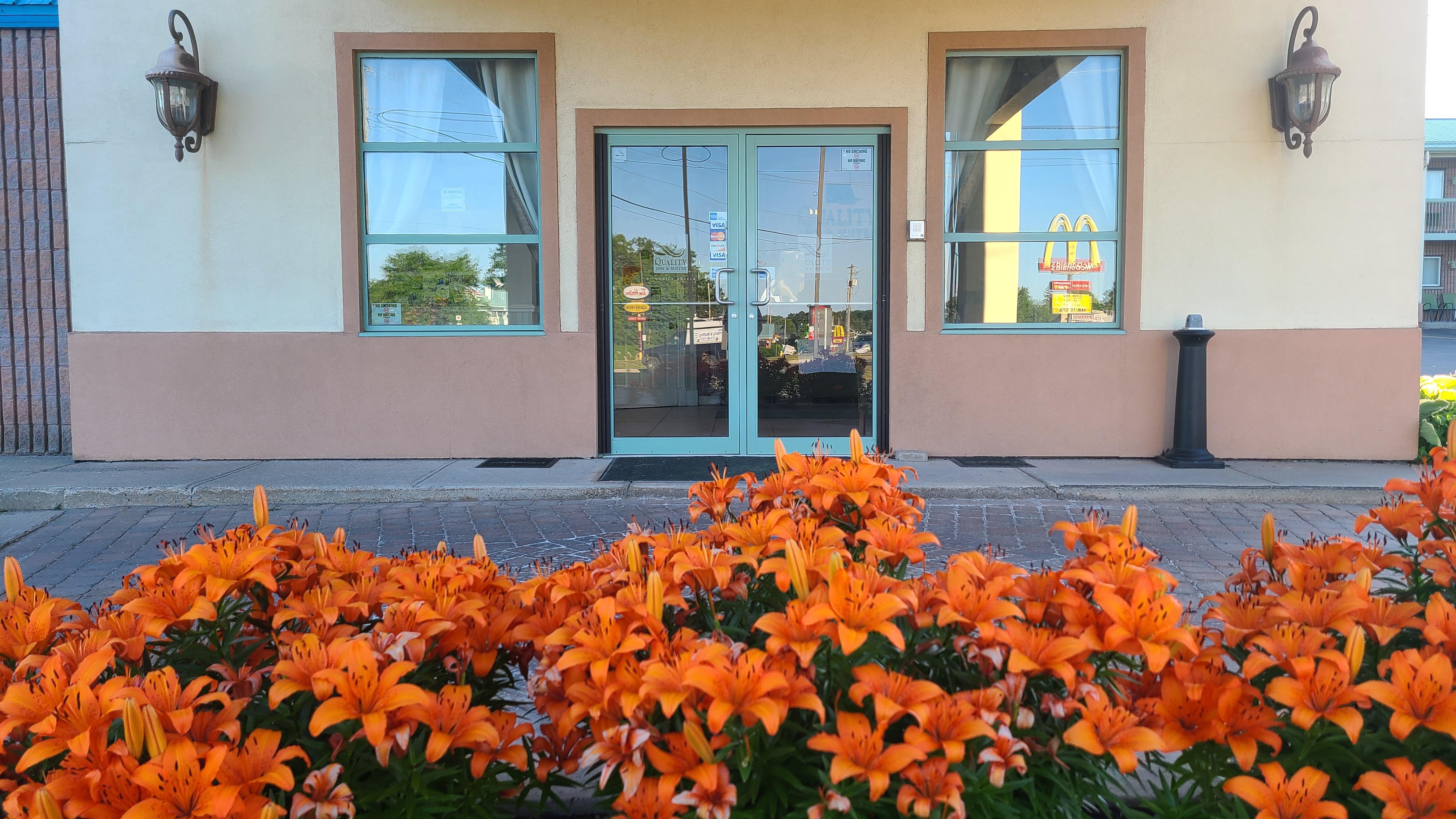 Quality Inn & Suites 1000 Islands Gananoque Bagian luar foto