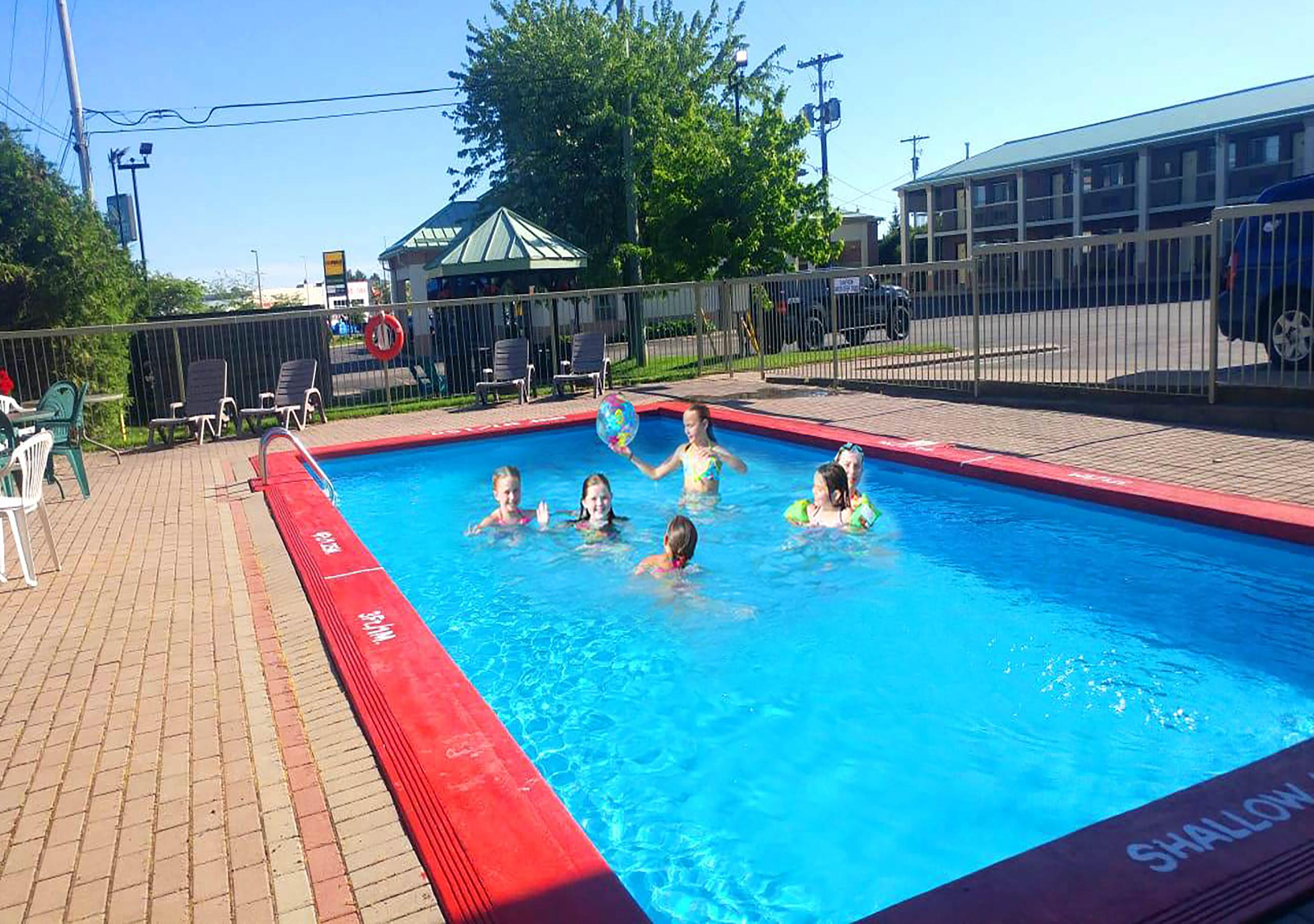 Quality Inn & Suites 1000 Islands Gananoque Bagian luar foto