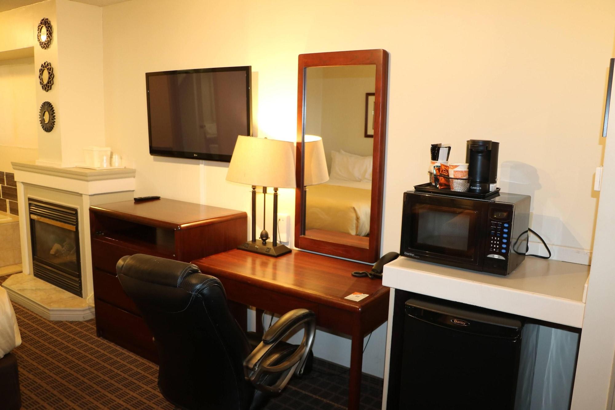 Quality Inn & Suites 1000 Islands Gananoque Bagian luar foto
