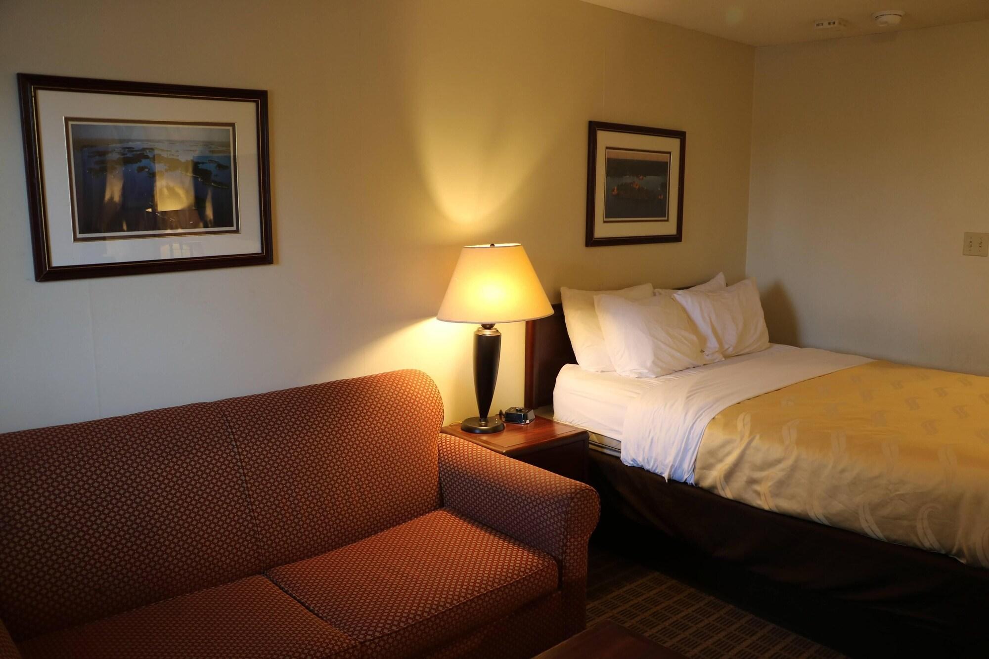 Quality Inn & Suites 1000 Islands Gananoque Bagian luar foto
